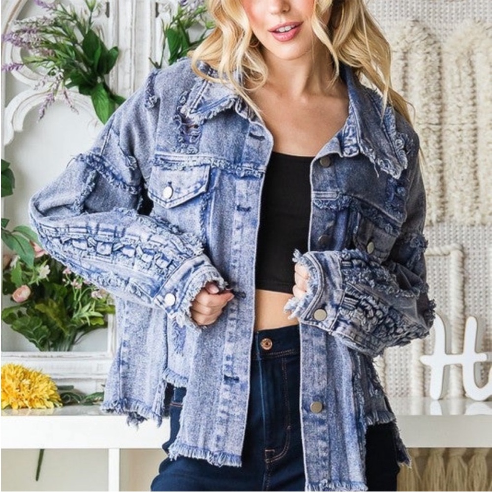 Oli & Hali Distressed Denim Jacket Size Large